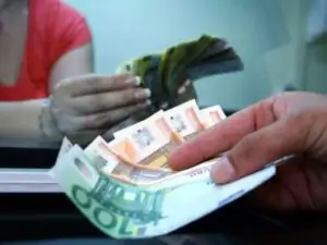 Leul s-a întărit fie prin intervenţia BNR, fie piaţa aşteaptă o inflaţie mai mare