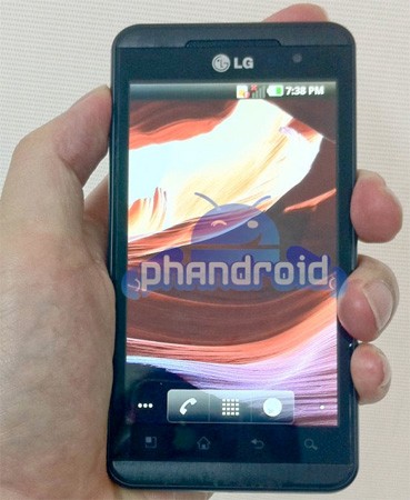 LG dezvăluie primul telefon mobil 3D