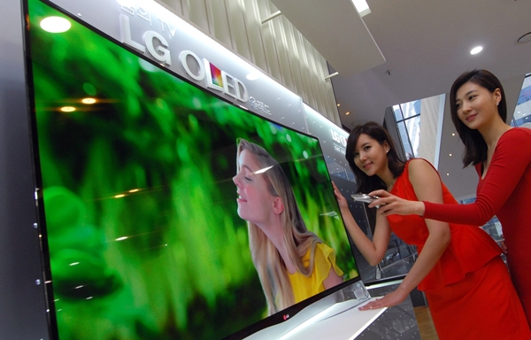 LG demarează vânzările primului televizor OLED cu ecran curbat