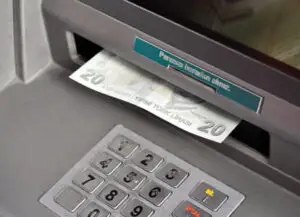 Turcilor cu datorii li s-a interzis să scoată bani de pe card