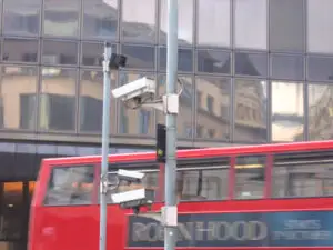 Londra afirmă că spionajul britanic în domeniul comunicaţiilor este legal