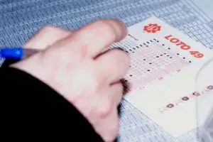 Reportul la tragerea Loto 6/49 de duminică depăşeşte 7,4 milioane euro