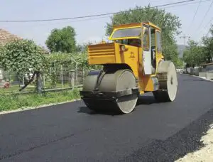 Udrea îi dă lui Umbrărescu primul contract din programul „10.000 km de drumuri județene”
