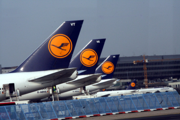 Lufthansa îngheaţă angajările pentru posturi administrative