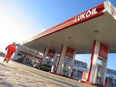 Lukoil a majorat din nou preţul carburanţilor, cu trei bani/litru
