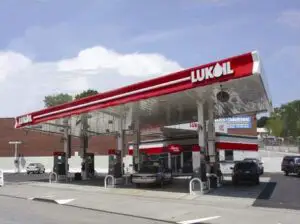 Lukoil a scumpit carburanţii cu doar 6 bani/litru