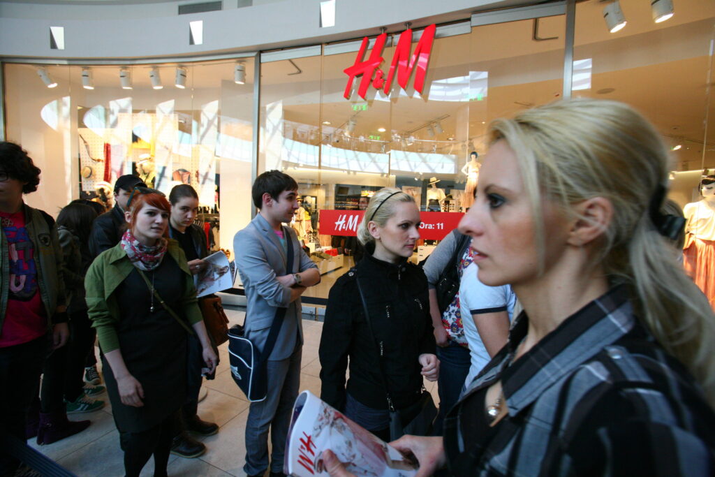 H&M le suflă deja în ceafă spaniolilor de la Zara