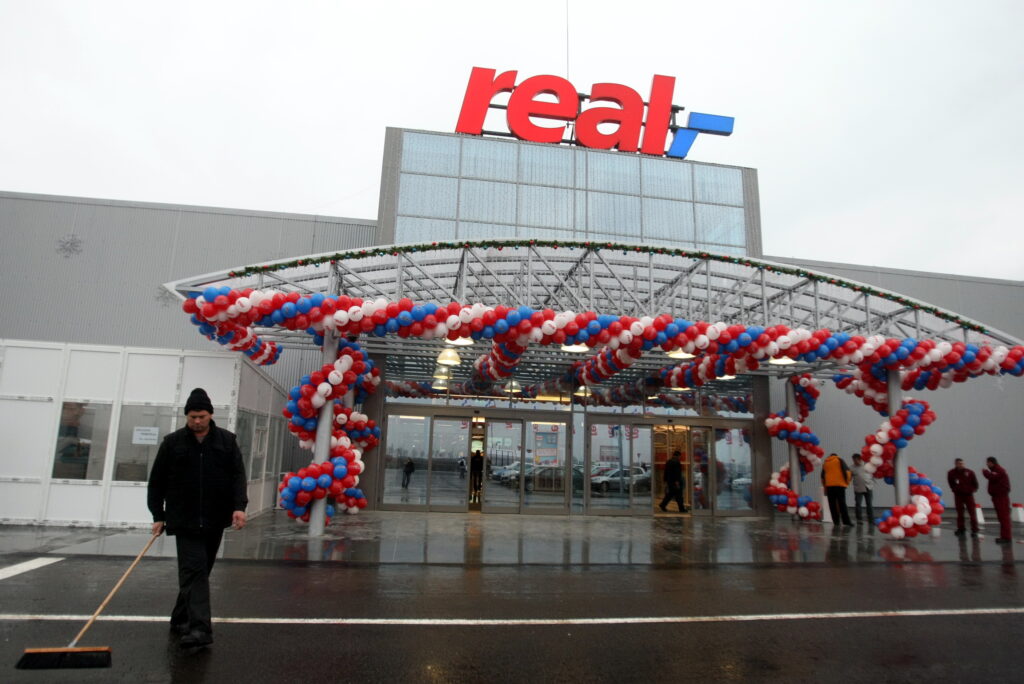 De câți bani au cumpărat românii din hypermarketurile real