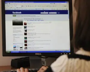 Cum ţi se poate fura identitatea pe Facebook