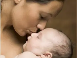Mamele care revin la muncă mai devreme de doi ani ar putea primi mai mulţi bani