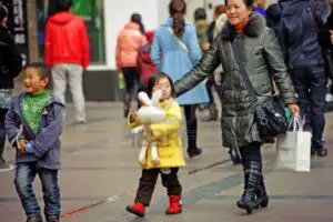 De teama comuniştilor, chinezoaicele nasc în străinătate