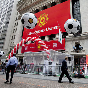 Acţiunile clubului Manchester United au deschis în urcare, în prima zi la Bursa din New York