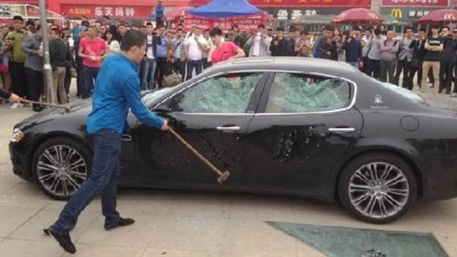 Un chinez şi-a distrus maşina, în valoare de 350.000 de euro, fiind nemulţumit de calitatea serviciilor constructorului italian