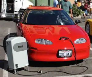Franţa intenţionează să mărească bonusurile ecologice pentru cumpărarea maşinilor electrice sau hibride