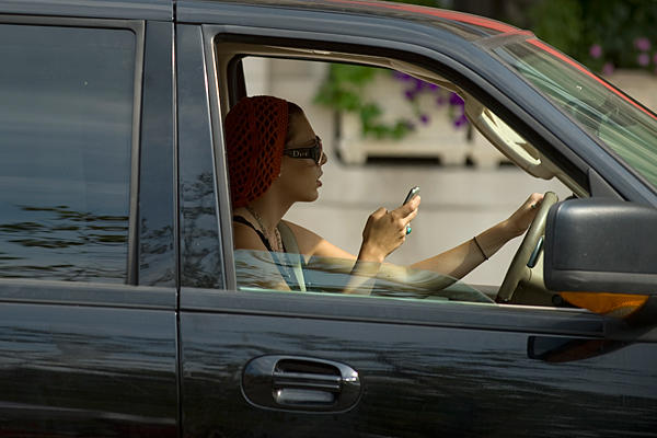 Smartphone-urile, un pericol pentru tinerii şoferi
