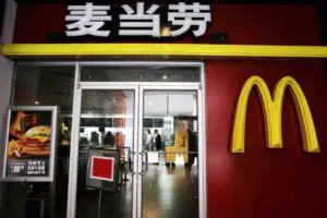Carrefour şi McDonald’s, nevoite să-şi ceară scuze publice. Află de ce