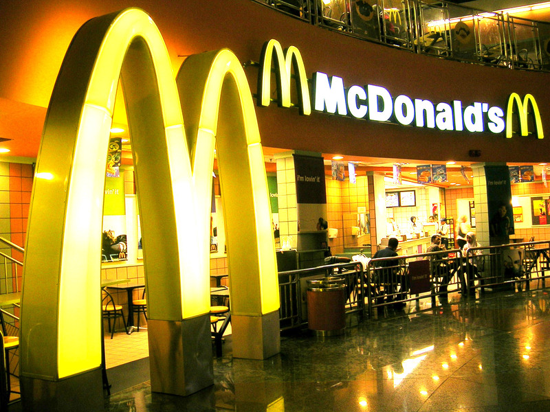 Care sunt cele mai de succes persoane care și-au început cariera la McDonald’s