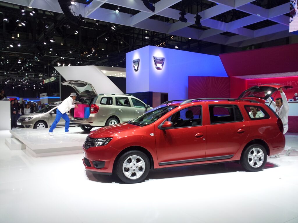 Franța câștigă 900 de euro din vânzarea fiecărui autoturism Dacia Logan