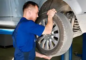 Cei care încă mai rulează cu anvelopele de iarnă se expun la riscuri ridicate