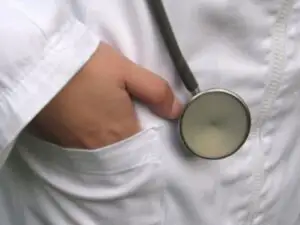 Autoritățile locale decid dacă medicii vor fi plătiți suplimentar, în funcție de performanță