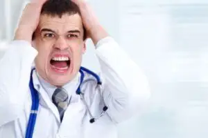 Ţara care duce lipsă de 63.000 de medici. Oferă salarii de 30 de ori mai mari decât în România