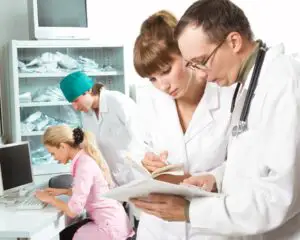 Peste 30 de medici, aduşi la audieri la Poliţia Capitalei. Ei sunt acuzaţi că eliberau bilete de trimitere fictive