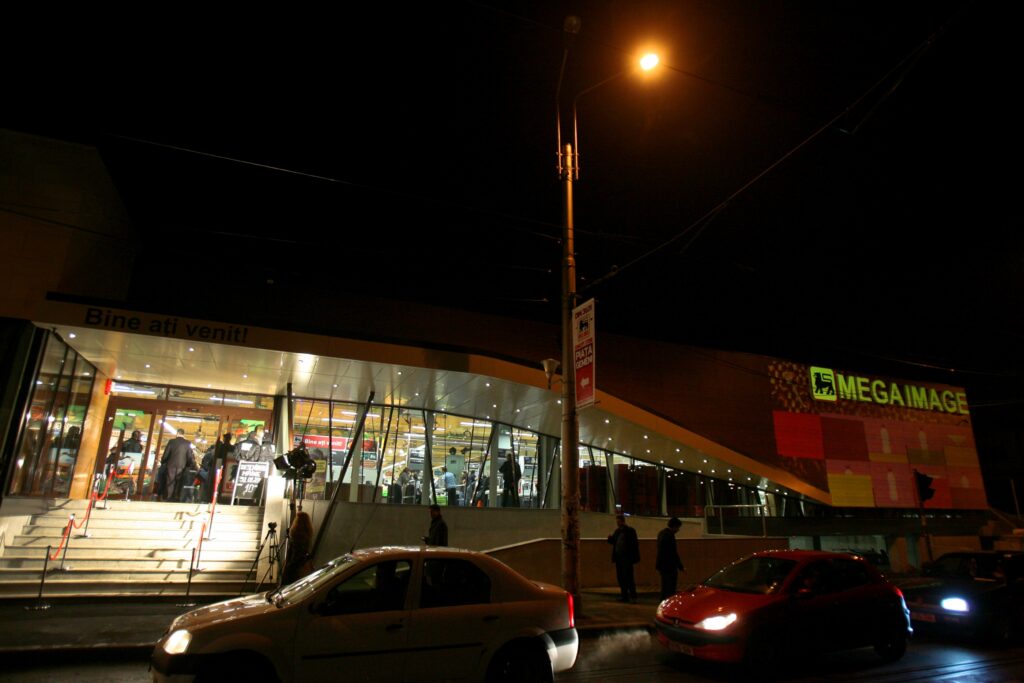 FOTO: Cum arată magazinul-concept al Mega Image. Este cel mai mare din reţea şi se deschide azi