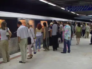 Se scumpesc biletele la metrou şi la tren din august