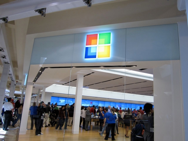 Microsoft se bate cu Apple în magazine
