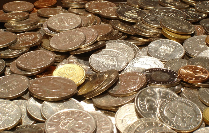 Cumpărături cu o nouă monedă. Îi vizează și pe români