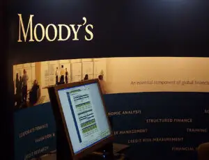 Moody’s ar putea retrograda 16 bănci italiene