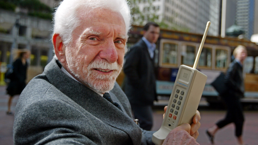 Telefonul mobil a împlinit 40 de ani
