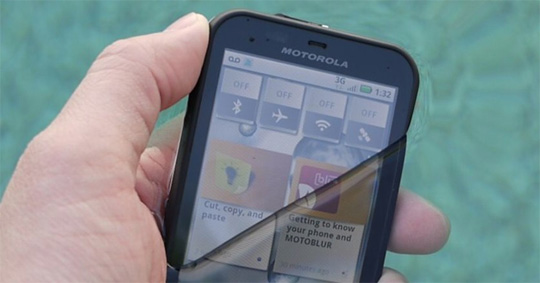 Reclamă la Motorola Defy interzisă după ce clienții și-au stricat telefoanele