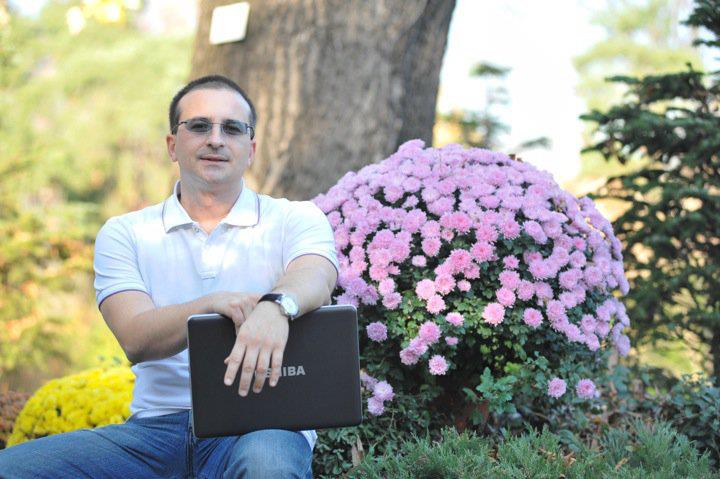Românul care face afaceri de 1 milion de euro pe an din vânzarea de flori online