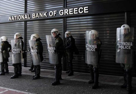Director NBG: Dacă Grecia rămâne în zona euro, calitatea vieţii se va reduce pentru toţi
