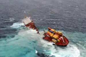 Un petrolier eşuat s-a rupt în bucăţi în urma unei furtuni