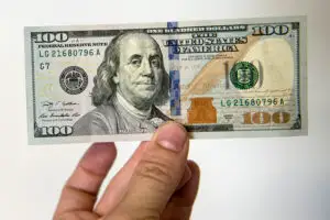 Unde-s verzișorii de altădată? Vezi cum arată noua bancnotă de 100 dolari!