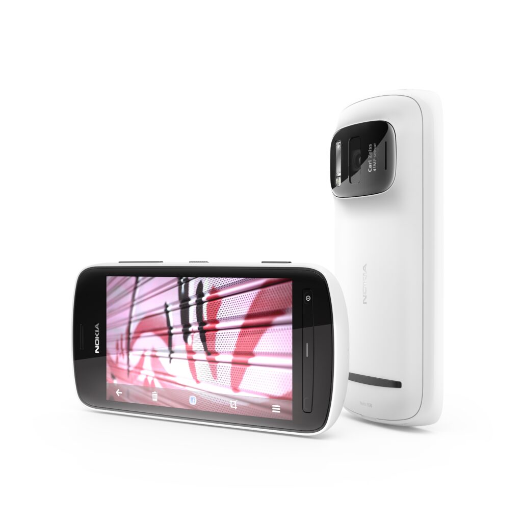 Nokia 808 PureView, telefonul cu cameră de 41 MP, a fost lansat în România