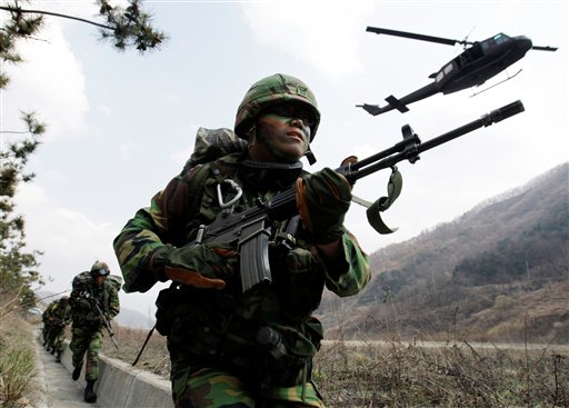 Militari nord-coreeni au tras focuri de armă în direcţia Coreei de Sud