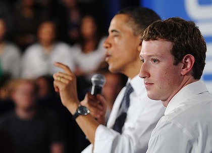 Barack Obama: “Eu l-am făcut pe Zuckerberg să poarte vestă şi cravată”