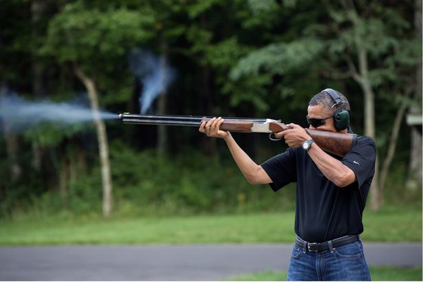 Casa Albă publică o fotografie cu Obama trăgând cu puşca … la talere