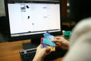 Se fac tranzacţii online cu cardul şi de 4.000 de euro