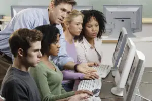 Utilizatorii erei digitale cresc ca număr, dar refuză să plătească serviciile de pe net