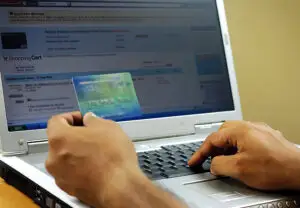Aproape jumătate din tranzacţiile online se produc în intervalul orar 20.00 – 08.00