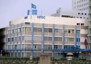 OPEC şi-a redus estimările privind cererea de ţiţei pentru 2011 şi 2012