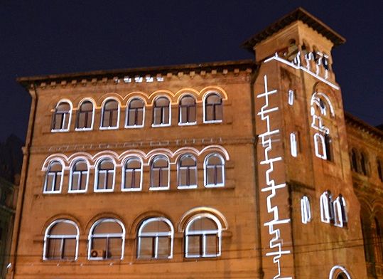 În Noaptea Muzeelor, proiecţia 3D Orange de pe clădirea Facultăţii de Arhitectură nu trebuie ratată