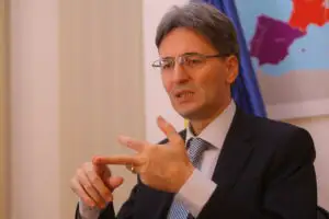 Leonard Orban recomandă românilor să îşi ţină economiile în mai multe bănci