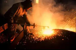 Încă un producător român în prag de faliment: Soluţia este atragerea unui investitor privat