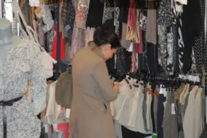 S-a deschis sezonul la outleturi: preț mai mic înseamnă vânzări mai mari