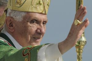 Papa Benedict: economia trebuie să aibă în vedere familia